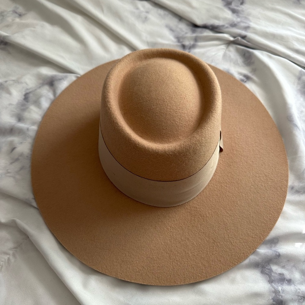 tan/neutral wide brim hat